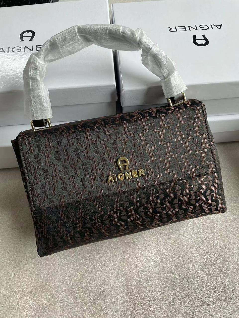 Aigner

with box
🎁🎁🎁

95 dhs✅

Zain72
♥️♥️♥️