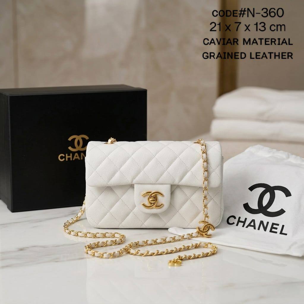 CHANEL Classsic
Flap Cross/shoulder bag
With Ball press adjustable
Chain belt strap
Size : 18 cm
With BOX 

100 dhs🇦🇪🇦🇪

Zain239
♥️♥️♥️
