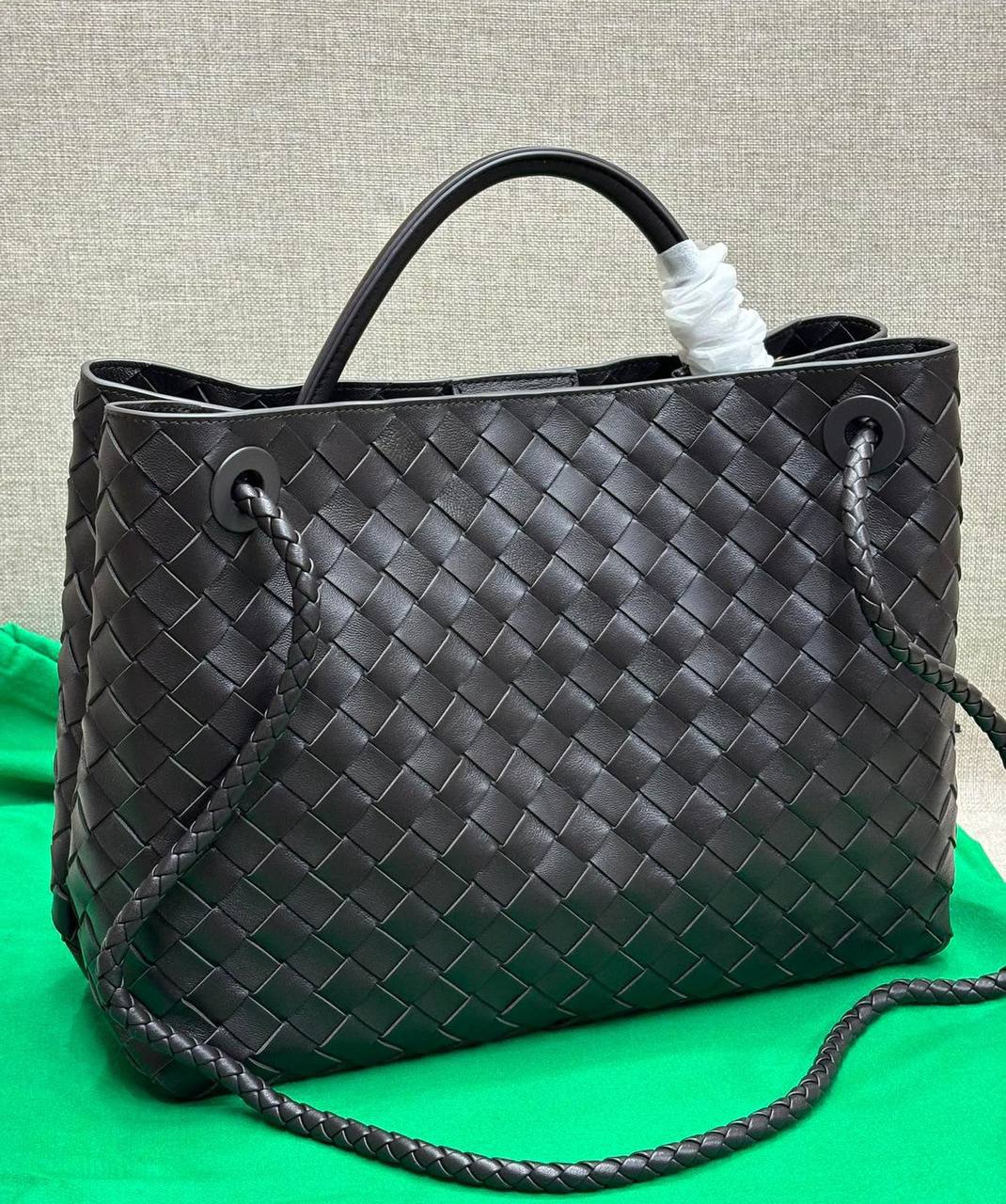 BOTTEGA 

NEW CAME 

HIGH QUALITY 

120  DHS……
32cm

Zain39
♥️♥️♥️