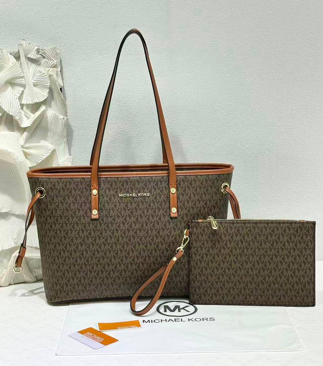 MK 
2 in 1

First quality 
Size : 36 * 14 * 26 cm

with pouch
100 dhs🇦🇪🇦🇪

Zain115
♥️♥️♥️