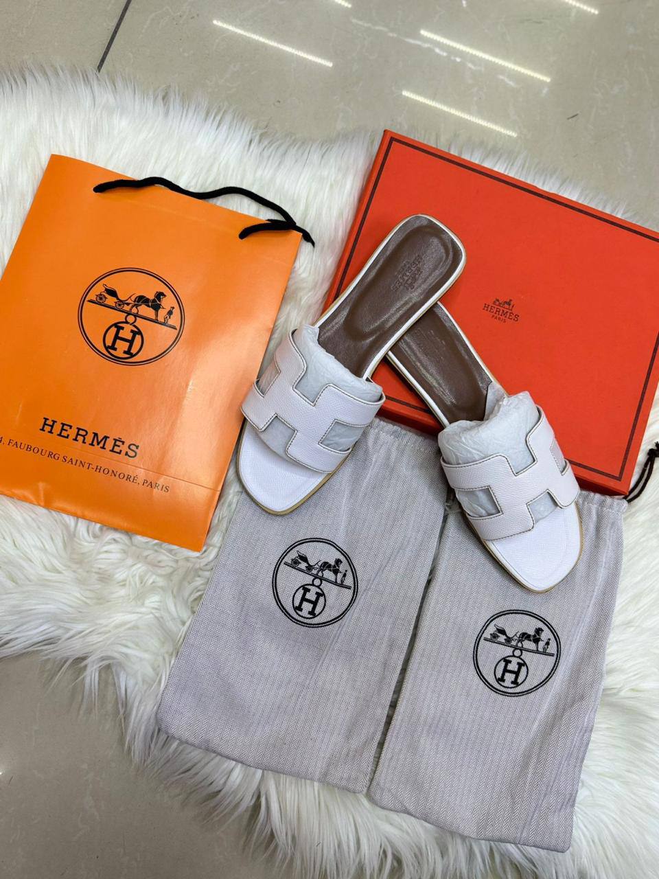 🎉Discount 💗 Dior / Hermes slipper
Limit Stock ⛔️
Size : 37-40 
70 dhs🪙💕
with box +🎁

Zain115
♥️♥️♥️