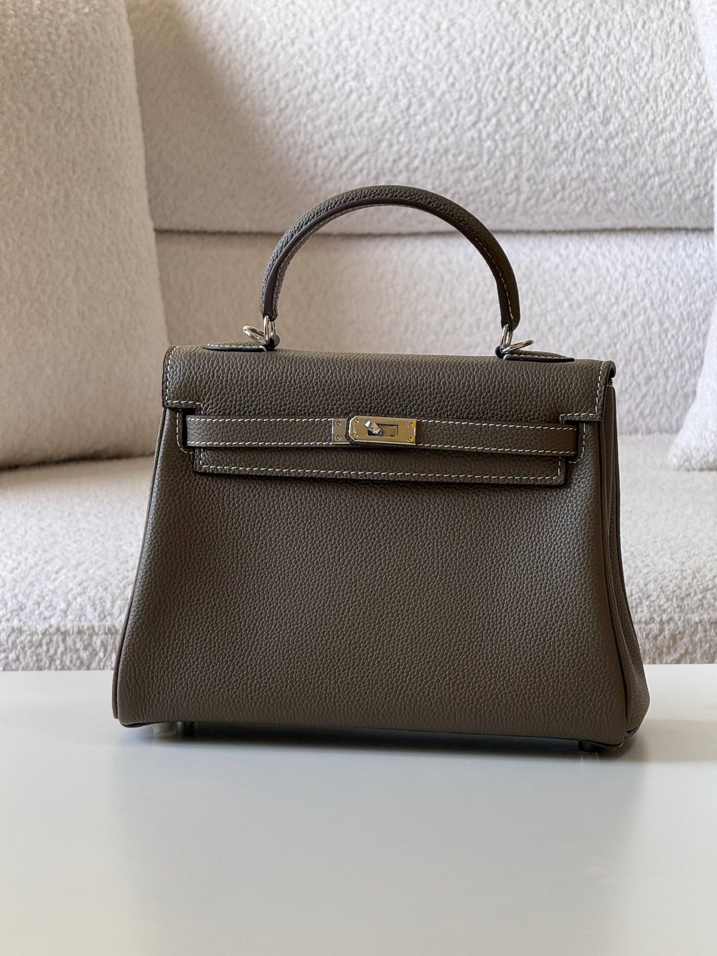 Hermes

kelly 25cm💕

master quality😍with box❤️
🎁🎁🎁

400 dhs❤️💚❤️

Zain52
♥️♥️♥️