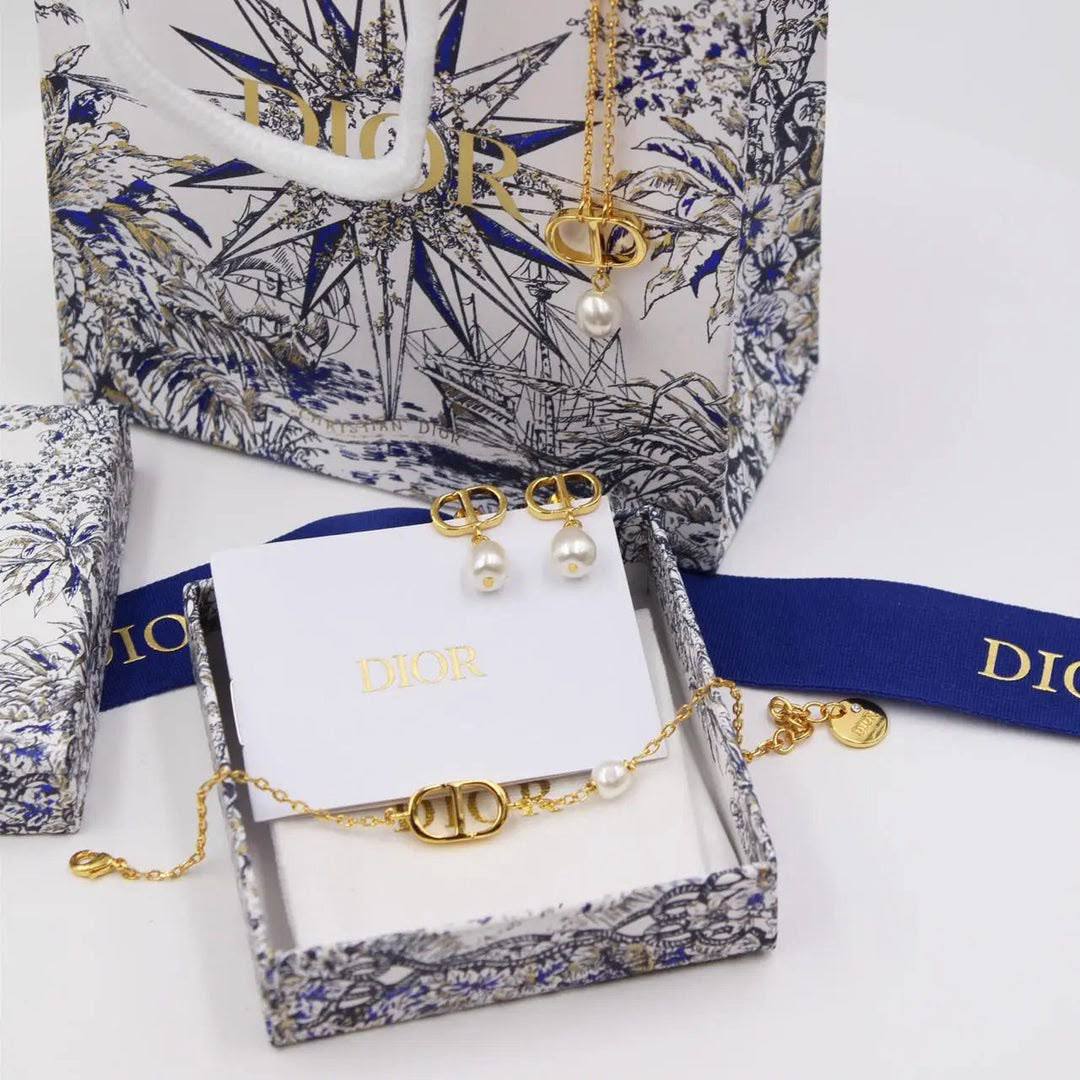 Dior
Necklace 🐦‍🔥
Earring🦋
Bracelet ❤️‍🔥
Master quality 💯
With normal boxes 📦 
115 dhs🇦🇪🇦🇪

With master box 🗃️ 
125 dhs🇦🇪🇦🇪

Zain216
♥️♥️♥️