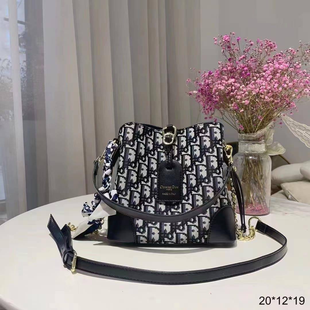 Bags
95 dhs✅
With box 🎁
high quality

Zain26
♥️♥️♥️