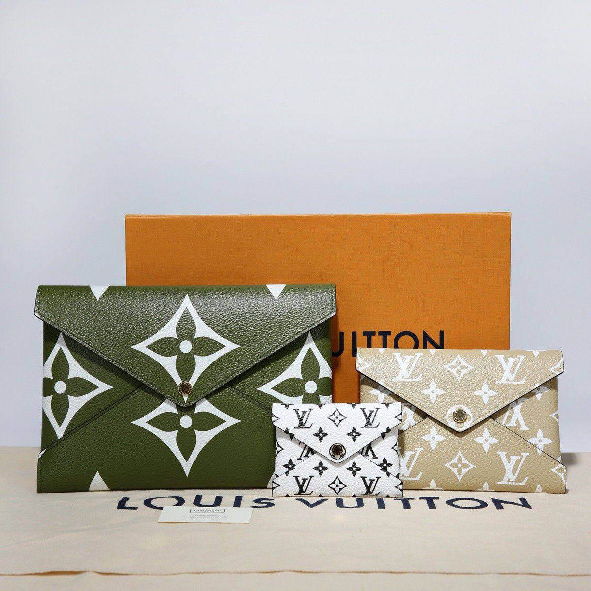 LV
Pouch 
     Good Quality 
230 dhs🗽

Zain131
♥️♥️♥️