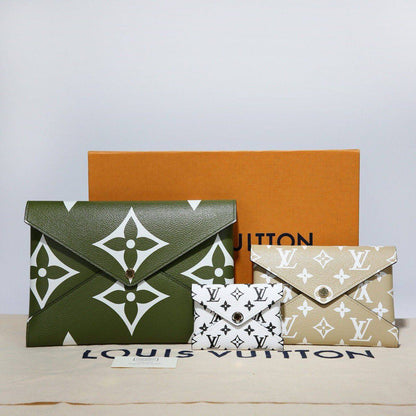 LV
Pouch 
     Good Quality 
230 dhs🗽

Zain131
♥️♥️♥️