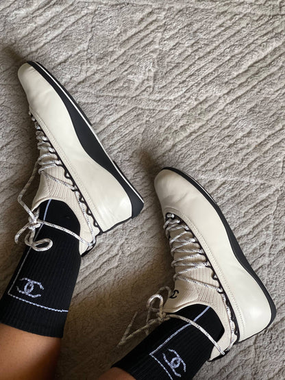 Chanel 

Vip quality 

Size:36 to 42
530 dhs🇦🇪🇦🇪

Zain113
♥️♥️♥️