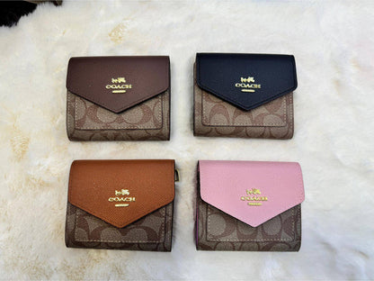 Coach wallet 

With box 
🎁🎁🎁

40 dhs❣️

Zain56
♥️♥️♥️