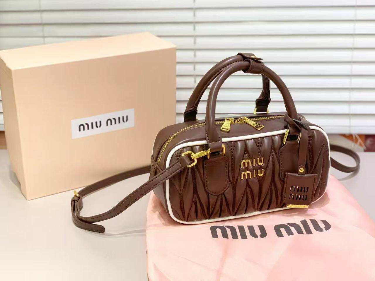 YSL

 GOOD QUALITY

 WITH BOX
🎁🎁🎁

95 dhs✅

Zain39
♥️♥️♥️

Prada