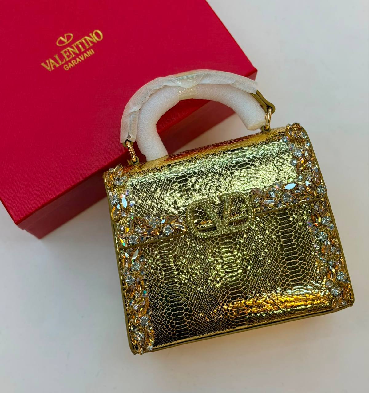 Valentino

150 dhs
With box

Zain175
♥️♥️♥️