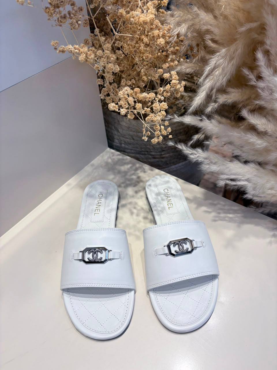 Chanel Slipper
75 dhs💓

Zain236
♥️♥️♥️