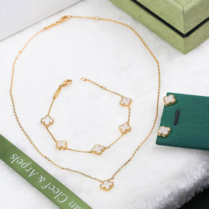 VCA
95 DHS💓
SET 💫✨
NECKLACE BRACELET EARRING WITH BOX AND PAPER BAG🎁🛍️

Zain89
♥️♥️♥️