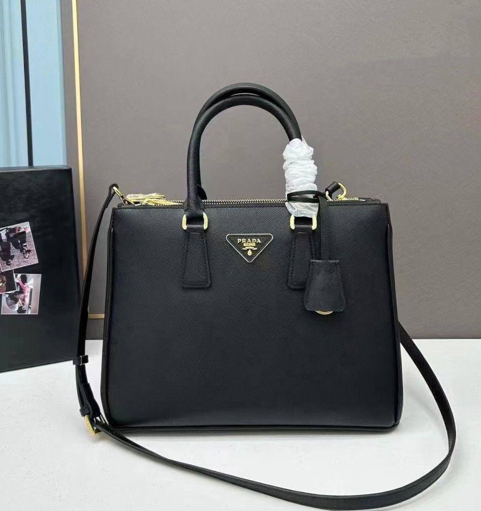 PRADA 

NEW CAME 

GOOD QUALITY 

90 dhs🇦🇪🇦🇪
SIZE: 32cm

Zain17
♥️♥️♥️