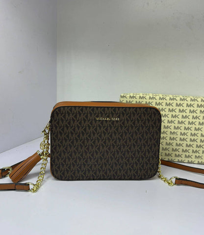 MK
Small hand bag
50 dhs✅

Zain136
♥️♥️♥️