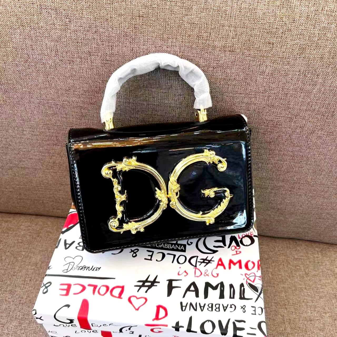 D&G

105 dhs🪙🌨️

with box
🎁🎁🎁

size 22cm

Zain26
♥️♥️♥️