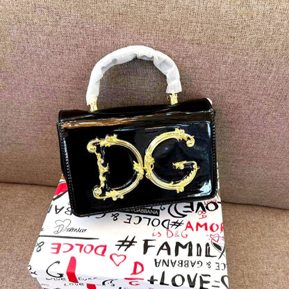 D&G

105 dhs🪙🌨️

with box
🎁🎁🎁

size 22cm

Zain26
♥️♥️♥️