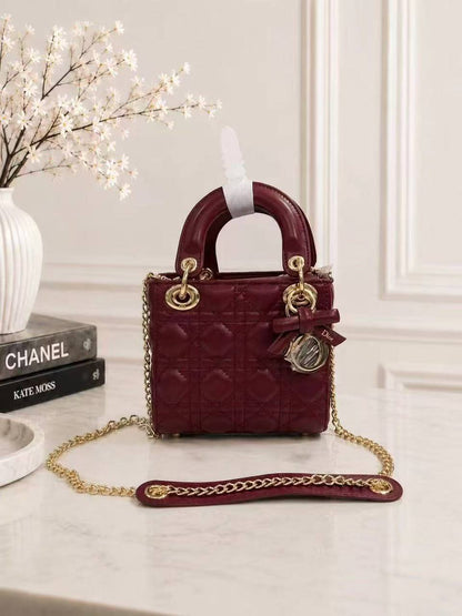 Dior
125 dhs🇦🇪🇦🇪

SIZE：17×9×14

Super good 
quality 

with box
Zain35
♥️♥️♥️