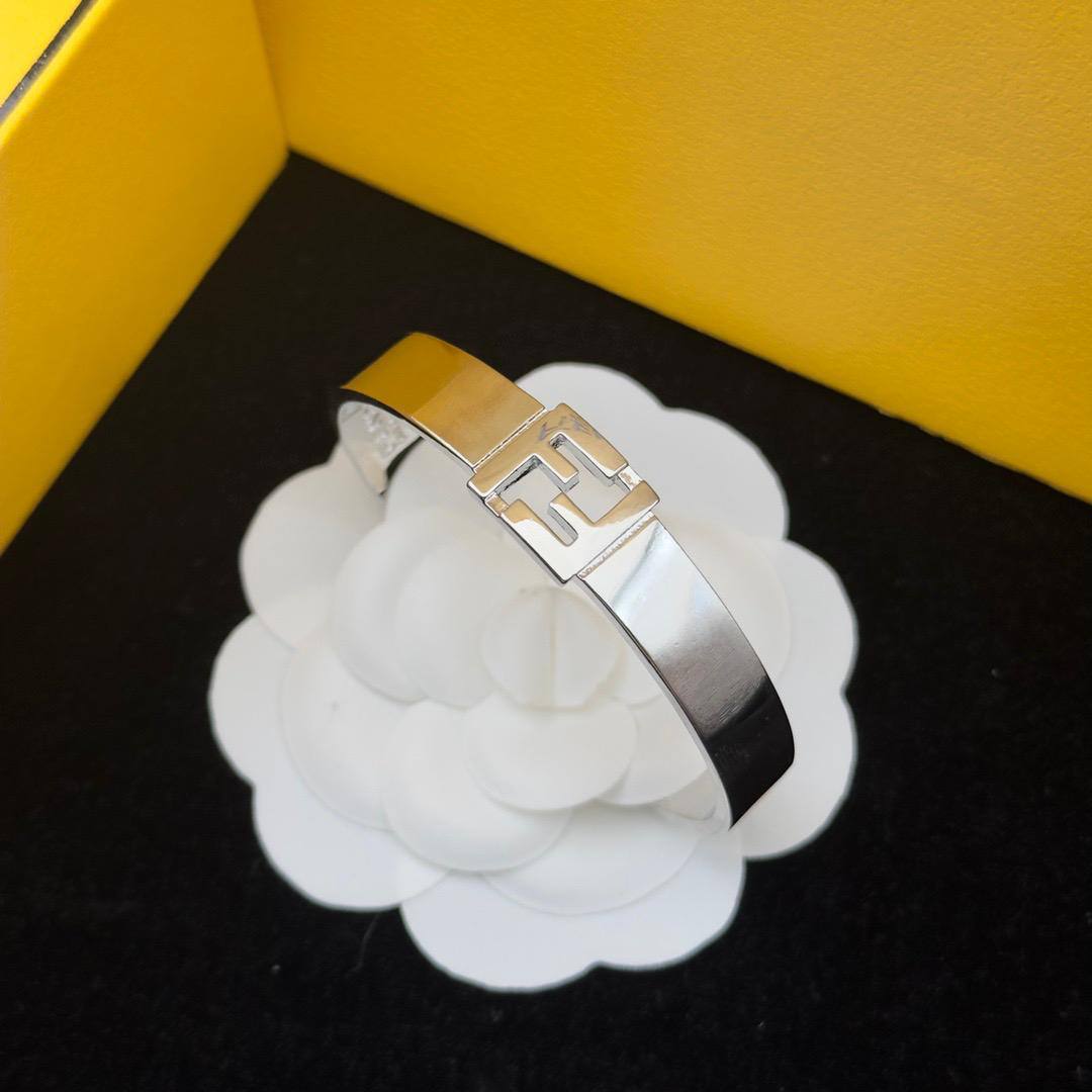FENDI
MASTER 💫✨💥
BANGLE
55 DHS💓
WITH BOX AND PAPER BAG 🎁🛍️

Zain89
♥️♥️♥️