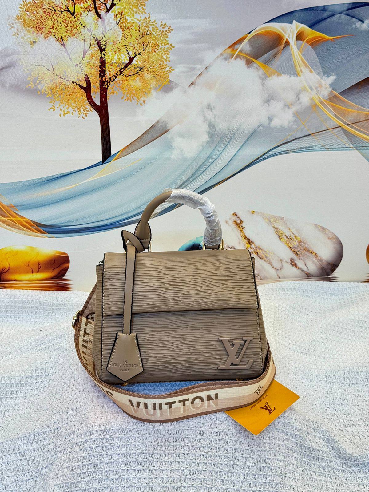 LV

Best quality 

with box

115 dhs🇦🇪🇦🇪

size 21CM

Zain290
♥️♥️♥️