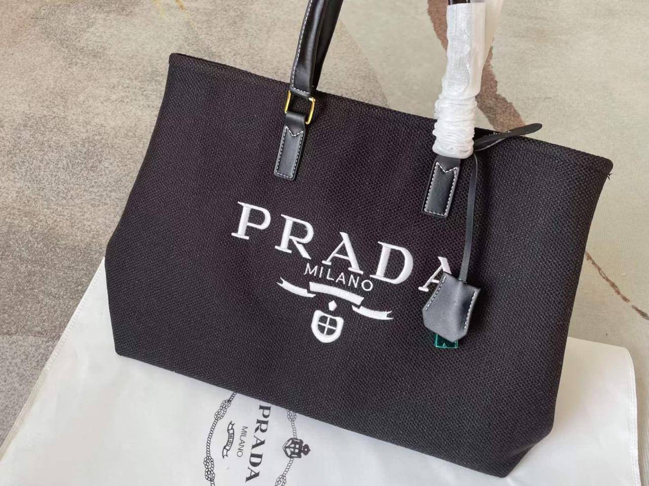 Prada
Chloe

110 dhs 
With box

Zain143

♥️♥️♥️