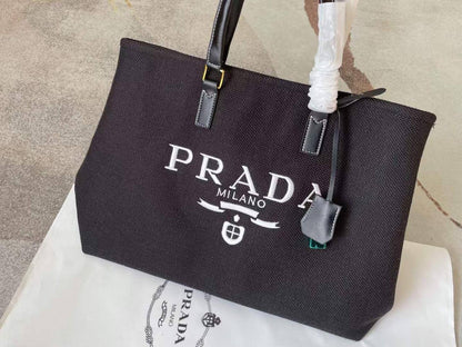 Prada
Chloe

110 dhs 
With box

Zain143

♥️♥️♥️