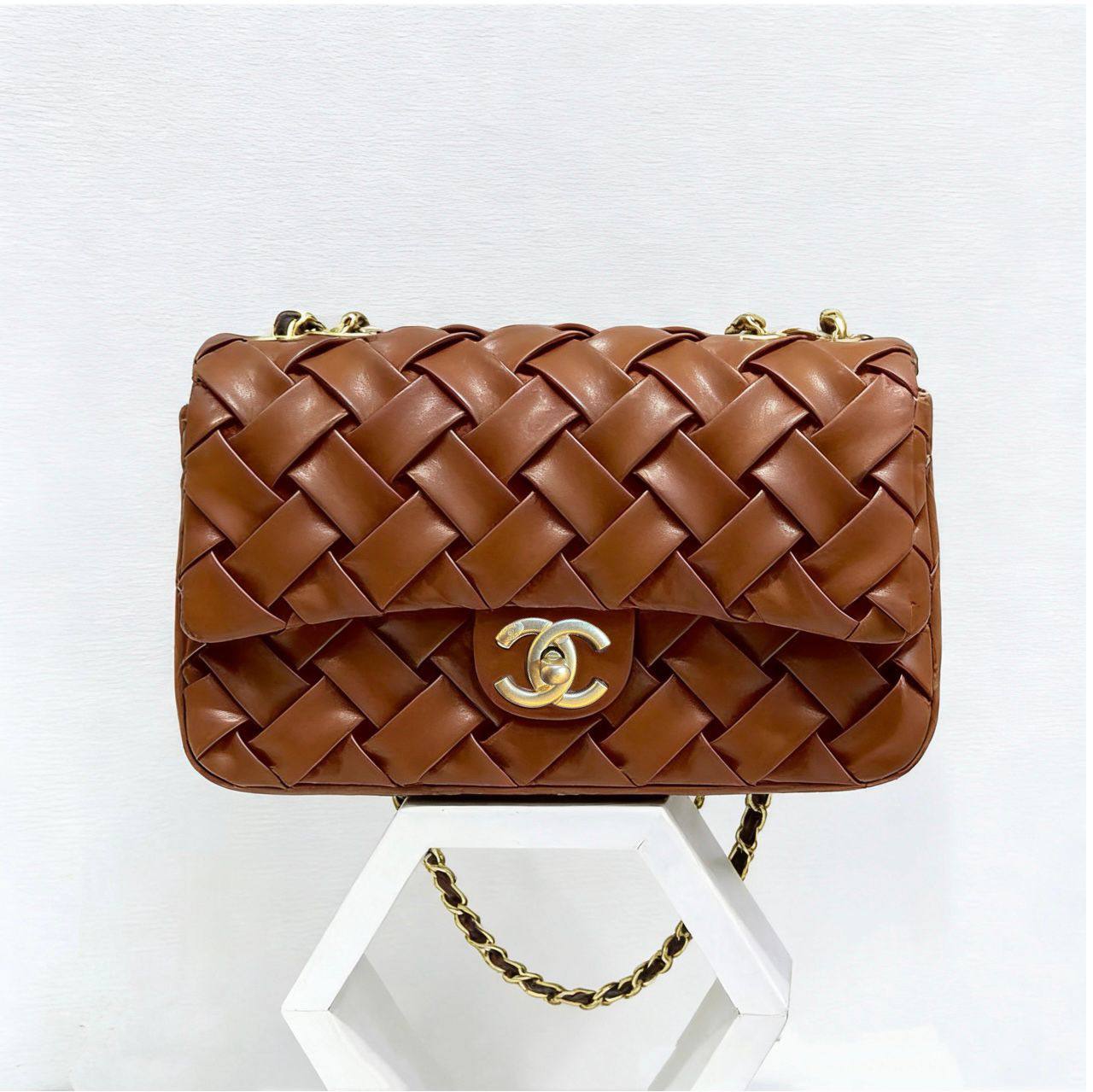 CHANEL 
COPY ONE 
WITH BOX 
140 dhs✅

Zain295
♥️♥️♥️