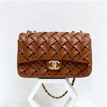 CHANEL 
COPY ONE 
WITH BOX 
140 dhs✅

Zain295
♥️♥️♥️