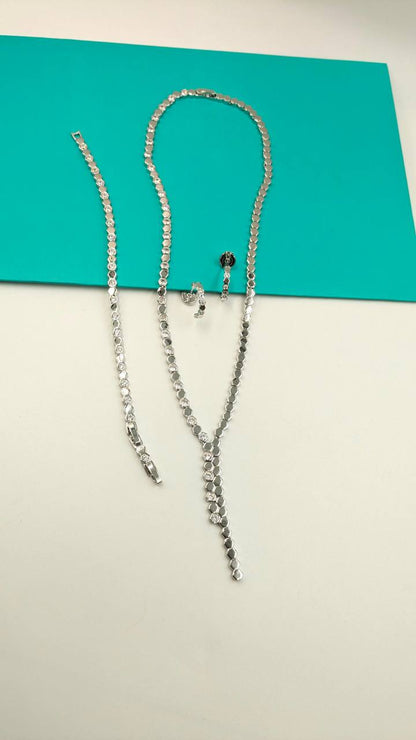Chaumet
*Master Quality* 
*Necklace, Earrings & Bracelet*
260 dhs💓 with Normal Box 🎁

Zain210
♥️♥️♥️