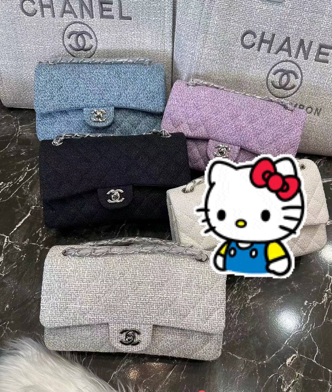 Chanel
good quality, 
comes with box, 
🎁🎁🎁

size... 26 *16 cm
115 dhs💓

Zain12
♥️♥️♥️