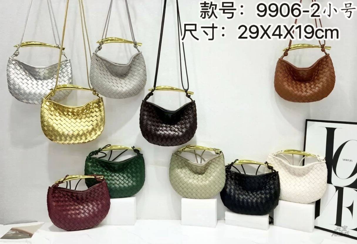 BOTTEGA 
GOOD QUALITY 
WITH BOX 
🎁🎁🎁

120 dhs✅

Zain295
♥️♥️♥️