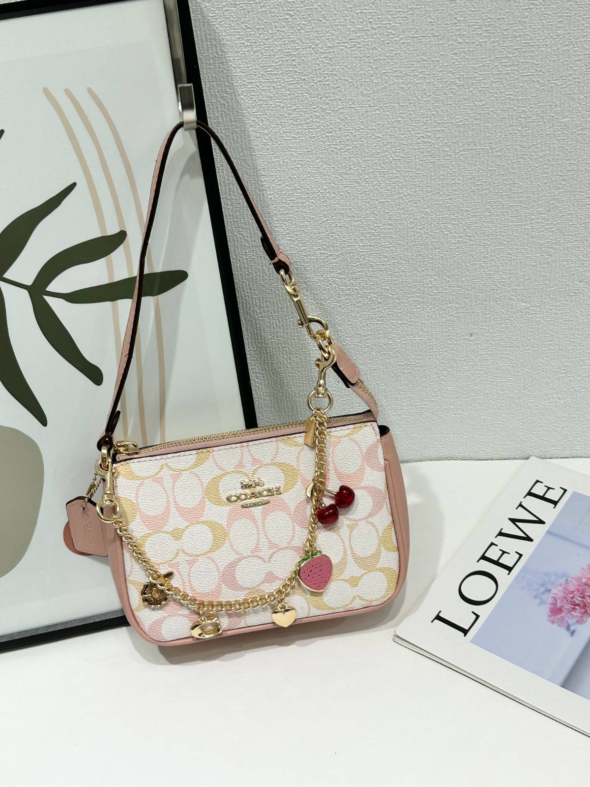 COACH

Best quality
with box

90 dhs🇦🇪🇦🇪

size 18CM

Zain290
♥️♥️♥️