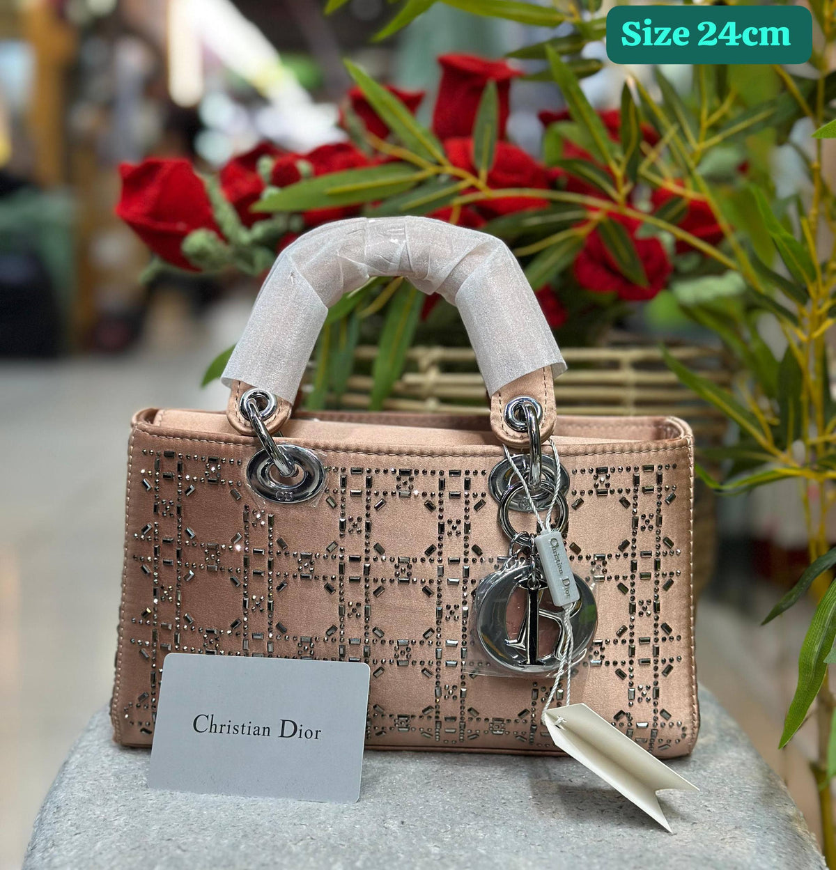 Dior

Good quality 

with box 
125 dhs🇦🇪🇦🇪🇦🇪

Zain186
♥️♥️♥️