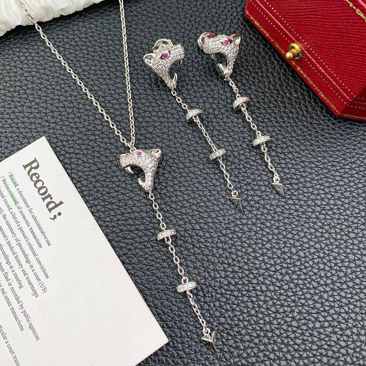 Cartier set* 🦋
Necklace 
Bracelet 
Earrings 
Master quality ☘️

180 dhs🪙🖤 normal box 📦

Zain48
♥️♥️♥️