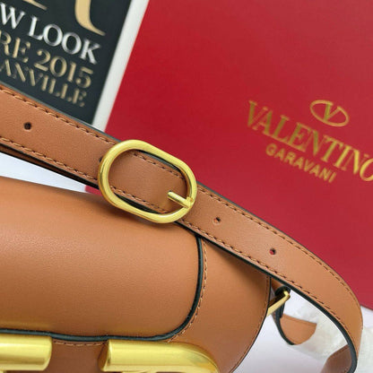 VALENTINO 

COPY ONE NEW CAME 

WITHBOX 
🎁🎁🎁

130 dhs🪙🖤

Zain39
♥️♥️♥️