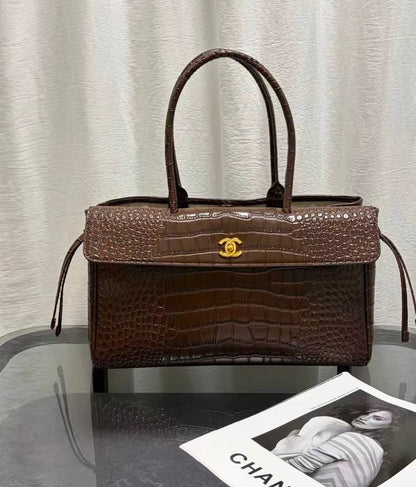 CHANEL 

MASTER QUALITY 

RESTOCK 

350 DHS🇦🇪🇦🇪

Zain295
♥️♥️♥️