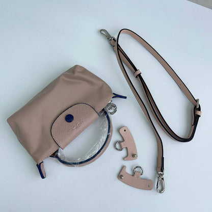 Longchamp 

17 cm 
60 dhs🇦🇪🇦🇪

Zain17
♥️♥️♥️