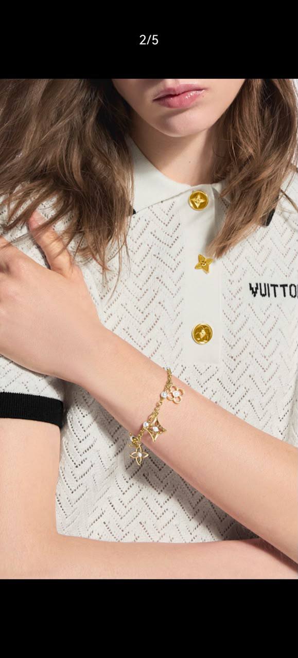 LV
Necklace ✨
Bracelet 😍
Earring 🦋
Master quality 💯
With normal boxes 🗃️ 
180 dhs🇦🇪🇦🇪
With master box 📦 
210 dhs🇦🇪🇦🇪

Zain216
♥️♥️♥️