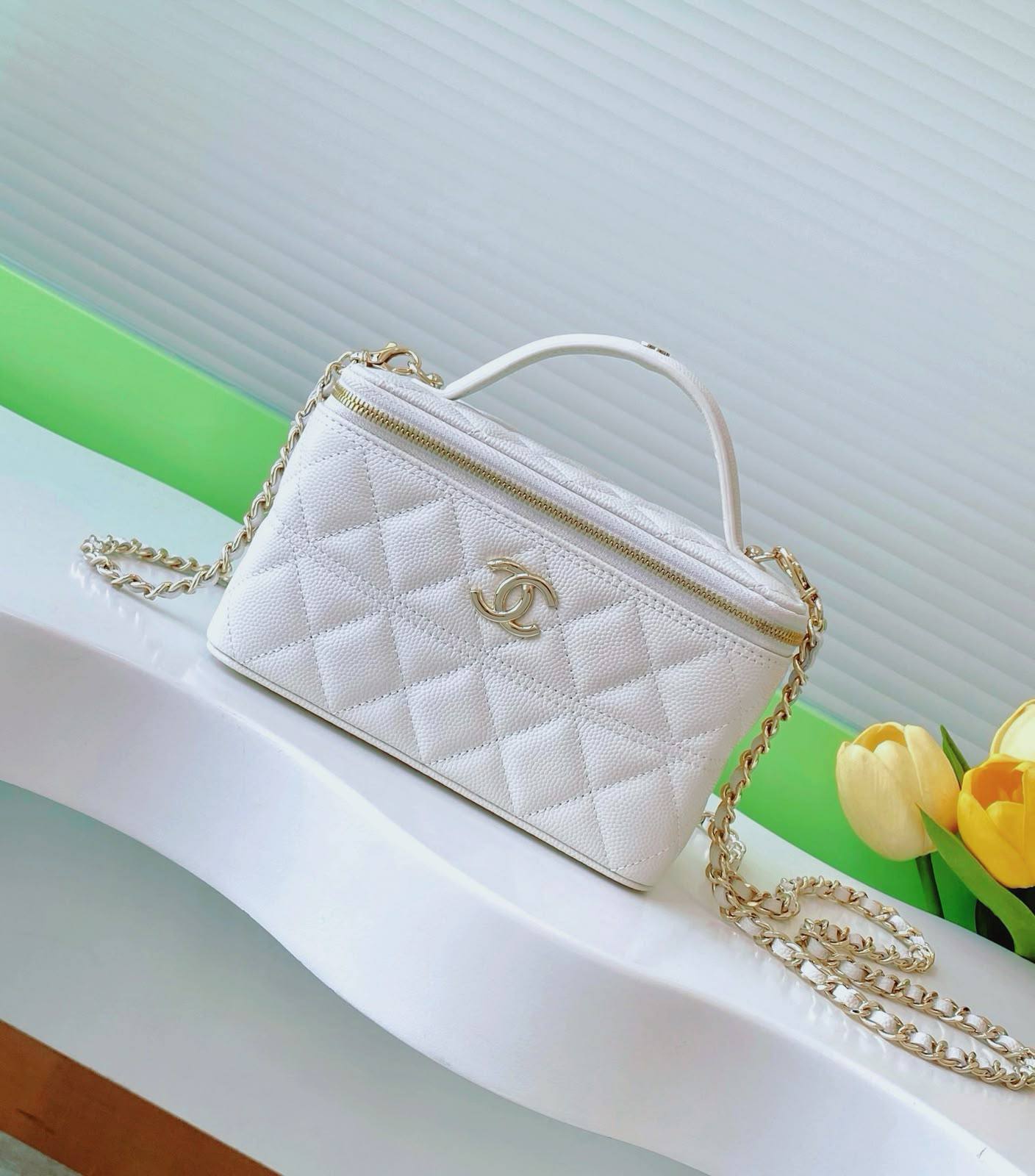 CHANEL GOOD QUALITY 
WITH BOX   
100 dhs✅

Zain295
♥️♥️♥️