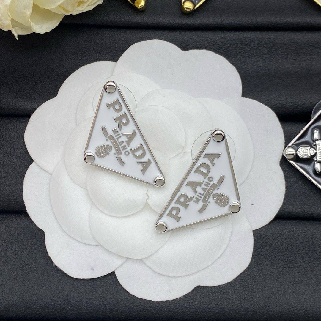 MASTER 
EARRING
WITH BOX AND PAPER BAG🛍️🎁
50 DHS✅

Zain89
♥️♥️♥️