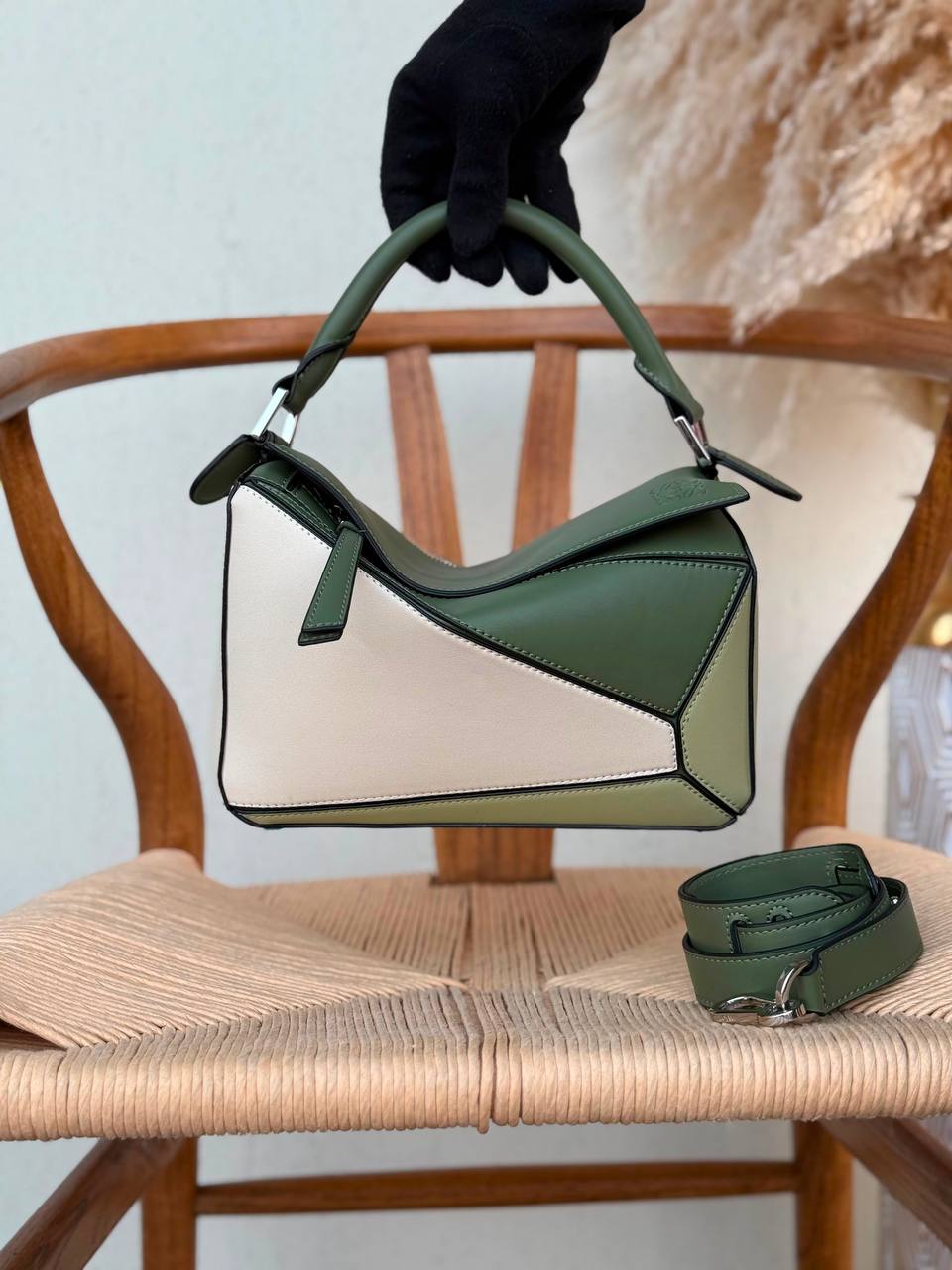 LOEWE
24cm
340 dhs🇦🇪🇦🇪
Top quality 
With box🎁

Zain167
♥️♥️♥️