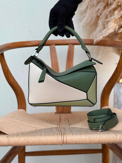 LOEWE
24cm
340 dhs🇦🇪🇦🇪
Top quality 
With box🎁

Zain167
♥️♥️♥️