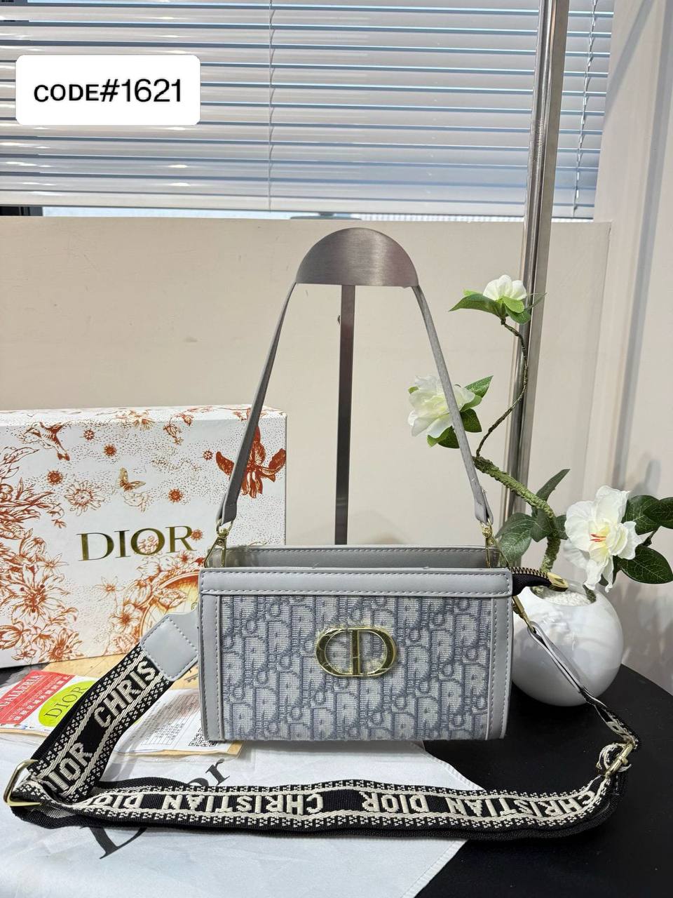CHRISTIAN DIOR
sʜᴏᴜʟᴅᴇʀ / ᴄʀᴏssʙᴀɢ
ᴡɪᴛʜ ʟᴏɴɢ sᴛʀᴀᴘ
sɪᴢᴇ : 21 cm

65 dhs🪙🖤

Zain31
♥️♥️♥️