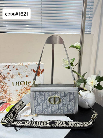 CHRISTIAN DIOR
sʜᴏᴜʟᴅᴇʀ / ᴄʀᴏssʙᴀɢ
ᴡɪᴛʜ ʟᴏɴɢ sᴛʀᴀᴘ
sɪᴢᴇ : 21 cm

65 dhs🪙🖤

Zain31
♥️♥️♥️