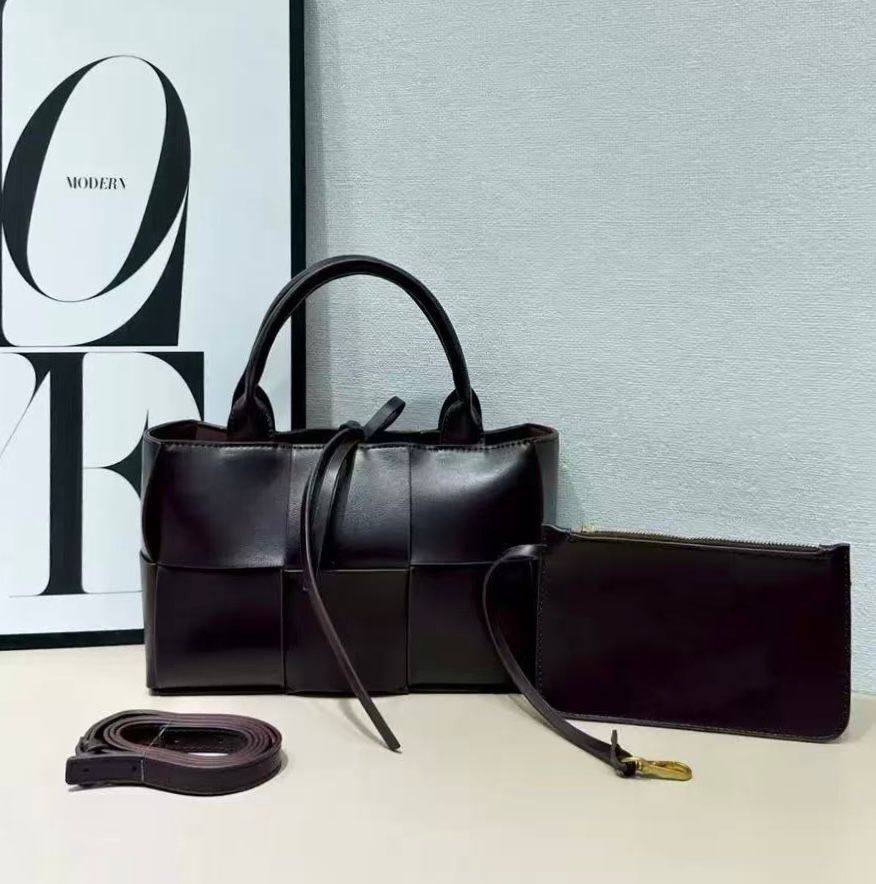 BOTTEGA 
GOOD QUALITY  

WITH BOX
🎁🎁🎁

110 dhs✅

Zain39
♥️♥️♥️