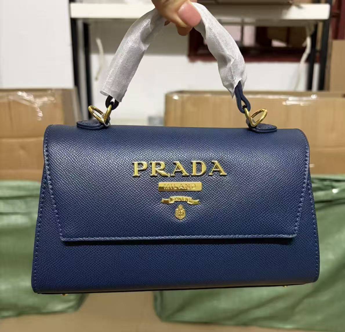 Prada
High quality
With box 
110 dhs🇦🇪🇦🇪

Zain136
♥️♥️♥️