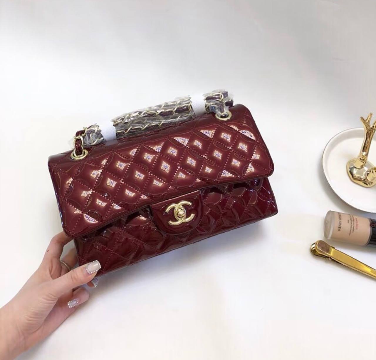 Chanel
good quality, 

comes with box, 
🎁🎁🎁

size...25 *16 cm 
110 dhs💓

Zain12
♥️♥️♥️