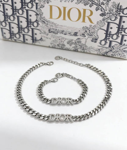 DIOR SET
MASTER
💫✨
115 DHS✅
WITH BOX AND PAPER BAG🛍️🎁

Zain89
♥️♥️♥️