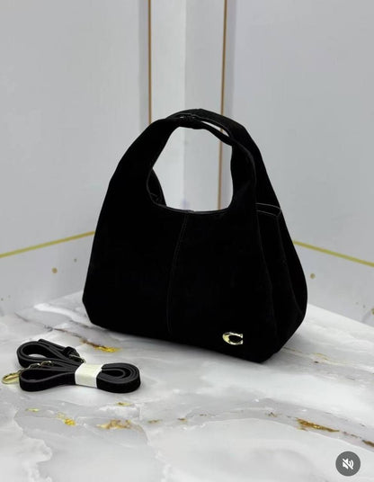 Coach

105 dhs✅

with box🎁🎁🎁

size 27×10×19cm

Zain42
♥️♥️♥️