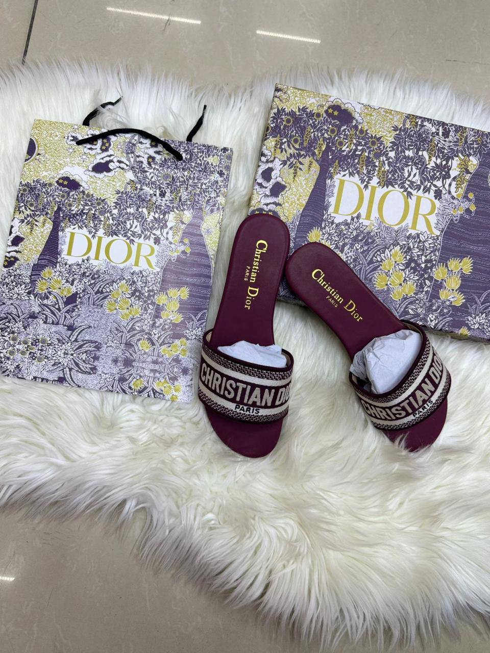 Dior  slipper
Size : 37-38
70 dhs💓

Zain115
♥️♥️♥️
