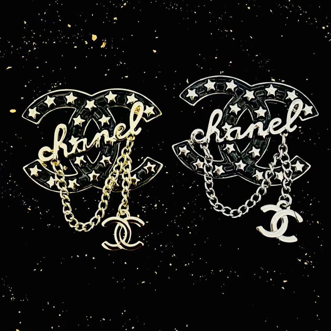BROOCH🦋*
Good quality 🍁
With black boxes 📦 
20 dhs💓

With normal box 🗃️ 
And paper bag 🛍️
35 dhs💓

Zain216
♥️♥️♥️